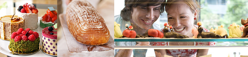 Torten einer Konditorei, Frischer Brotlaib, Schaufenster einer Konditorei